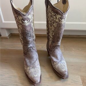 Corral Women’s floral embroidery cowboy boots